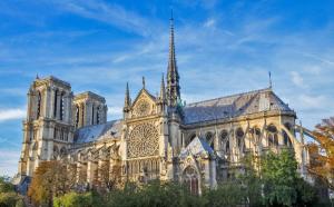 een grote kathedraal met een torenspits erop bij F2 avec terrasse in Saint-Denis