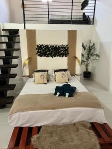 um quarto com uma cama grande e 2 almofadas em Pousada Reloday em Salvaterra