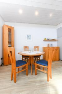 een eetkamer met een tafel en 2 stoelen bij Ferienhaus Engelke in Bensersiel