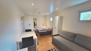 een woonkamer met een bank en een bed bij Renkomäki in Lahti