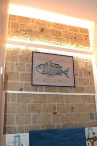 B&B Charming House في ساليرنو: صورة سمك على جدار من الطوب