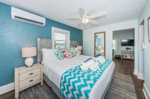 a bedroom with a bed and a ceiling fan at The Roth Hotel, Treasure Island, Florida in St Pete Beach +113 photos