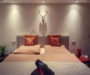 ein Schlafzimmer mit 2 Betten und einer Uhr an der Wand in der Unterkunft Familienfreundliche Wohnung zwischen Köln & Aachen in Bergheim