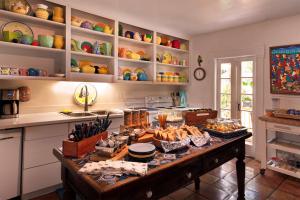 una cocina con una mesa con platos y tazones. en Key West Bed and Breakfast, en Key West