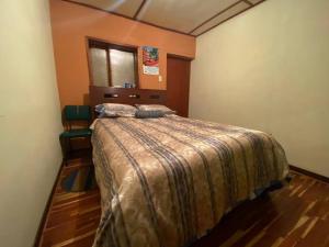 ein Schlafzimmer mit einem großen Bett in einem Zimmer in der Unterkunft Hermosa casa campestre fuera de la ciudad in Concepción