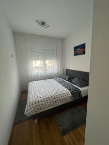 1 dormitorio con 1 cama en una habitación con ventana en Lady en Banja Luka