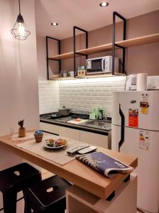 eine Küche mit Theke und Kühlschrank in der Unterkunft Apartamento estudio Flor de Lis in Salta