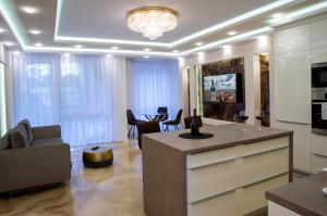 Televízia a/alebo spoločenská miestnosť v ubytovaní Dream Apartman 2 with Free Parking