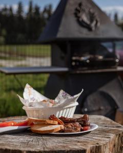 une assiette de nourriture sur une table avec un panier de nourriture dans l'établissement "Polne Domki" Osada Drewniana w Harklowej, à Harklowa