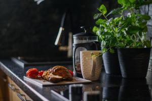 Jedlo v dovolenkovom dome alebo blízkom okolí
