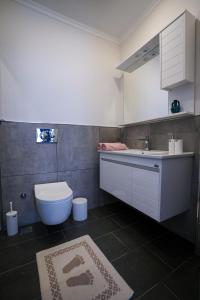 La salle de bains est pourvue d'un lavabo et de toilettes. dans l'établissement Merkuri Apart, à Istanbul