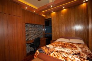 1 dormitorio con 1 cama en una habitación con paredes de madera en Modernos Departamentos - Lake Titicaca Puno, en Puno