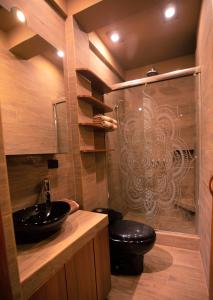 Un baño con lavabo y ducha de cristal. en Modernos Departamentos - Lake Titicaca Puno, en Puno 38 fotos más