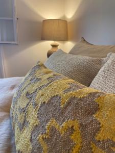 - un lit avec une couverture colorée et une lampe dans l'établissement Golf St Endréol Private Villa, à La Motte