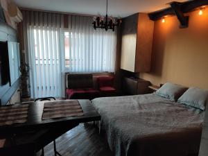 - une chambre avec un lit et un salon dans l'établissement welcome su, à Subotica