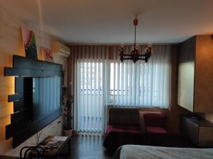 - un salon avec un canapé et une télévision dans l'établissement welcome su, à Subotica