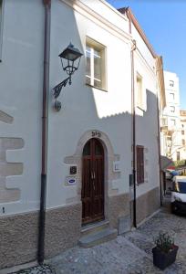 a building with a brown door and a street light at B&B dal Cardinale in Ozieri