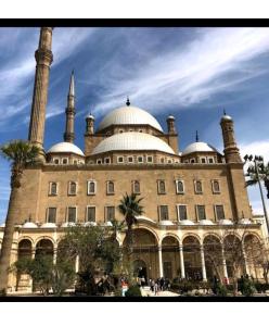 un grande edificio con cupole e una moschea di Ahmose Pyramids view inn a Il Cairo Altre 37 foto