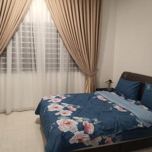 Bandar Puncak Alam的住宿－D Laman Haris Homestay，一间卧室配有一张带蓝色毯子的床和窗户。