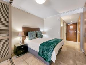 1 dormitorio con 1 cama grande con mesita de noche y 1 cama sidx sidx sidx sidx en Soak up canal views, Walk to V&A Waterfront and CTICC, en Ciudad del Cabo