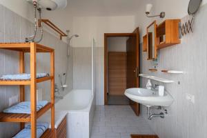 łazienka z umywalką, wanną i toaletą w obiekcie Apartments Bellagio w mieście Bellagio