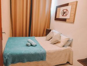 1 dormitorio con 1 cama con 2 toallas en Apartamento encantador em Lagoinha Paraipaba/CE, en Paraipaba