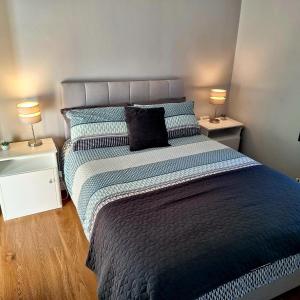 um quarto com uma cama grande e 2 mesas de cabeceira em White Mountain Cottage em Newry