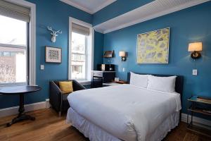 um quarto com uma cama, uma secretária e uma cadeira em Independence Square 205, Stylish Hotel Room with AC, Great Location in Aspen em Aspen