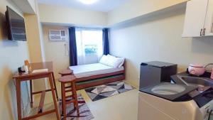 Camera piccola con letto piccolo e lavandino di Nazaire Suite Avida Towers Aspira a Cagayan de Oro