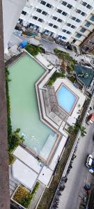 una vista sul tetto di una grande piscina d'acqua in città di Nazaire Suite Avida Towers Aspira a Cagayan de Oro