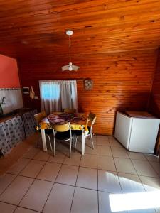 cocina con mesa y sillas en una habitación en Cabañas La Delfina en Puerto Iguazú