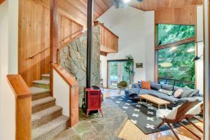 Fotografie z fotogalerie ubytování Rhododendron Creekside Cabin with Hot Tub and Fire Pit v destinaci Rhododendron