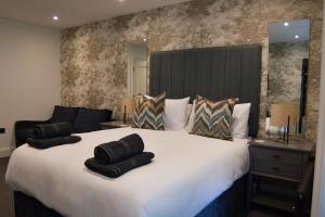 una camera da letto con un grande letto con due cuscini sopra di Luxury Croft Templepatrick Near Airport Rabbit and Hilton hotel a Templepatrick