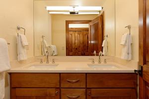 Um banheiro em 700 Monarch 205, Deluxe Condo with Private Deck & Mountain Views Located 1 Block to Ski Lift mais 3 fotos