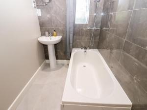 Ένα μπάνιο στο Hall Garth Cottage +11 φωτογραφίες