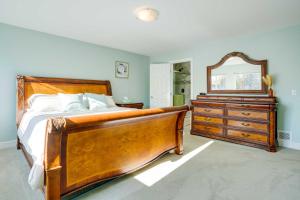 - une chambre avec un lit, une commode et un miroir dans l'établissement Anchorage Retreat with Private Deck and Backyard!, à Anchorage