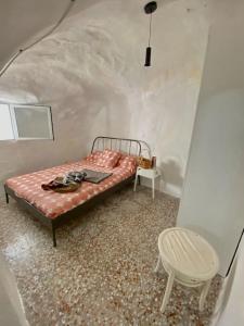 Hondón de las NievesにあるChalet vacacionalの小さなベッドルーム(ベッド1台、椅子付)