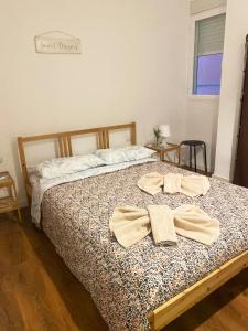 バレンシアにあるPeres i Valero Habitaciones en Piso Compartidoのベッドルーム1室(ベッド1台、タオル2枚付)