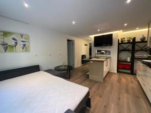 sypialnia z białym łóżkiem i kuchnią w obiekcie Holmenkollen Forest House free parking w Oslo