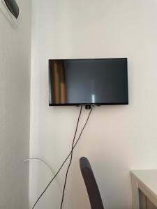 Apartmans Čuljak : تلفزيون بشاشة مسطحة معلق على الحائط