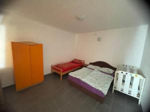 Apartmans Čuljak : غرفة نوم صغيرة مع سريرين وخزانة