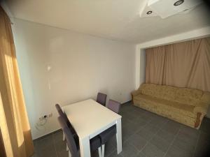 Apartmans Čuljak : غرفة معيشة صغيرة مع طاولة وأريكة