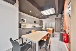 uma cozinha e sala de jantar com mesa e cadeiras em 06.Studio#Charenton#Fitness#Cinema em Charenton-le-Pont