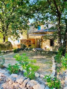 a backyard with a grill in front of a house at Histoire de cru in Saignon