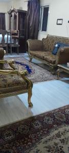 sala de estar con sofá y mesa en شقه en El Cairo