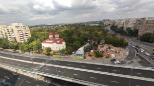 una vista aérea de una ciudad con un edificio y una carretera en Lake and park view residence, en Bucarest