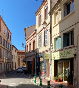 una calle vacía con edificios en una calle de la ciudad en A 150 pas du Capitole! en Toulouse