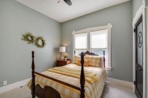 um quarto com uma cama e uma janela em Rural Biggsville Vacation Rental with Porch 