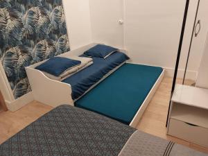 Bett in einem Zimmer mit blauer Matratze in der Unterkunft Cocon cosy 6 persons - Hyper Centre Dunkerque & Proche Plage '15m à pied-walk' in Dunkerque