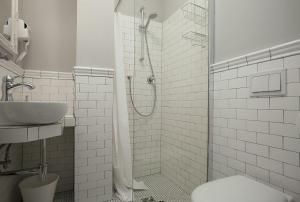 フィレンツェにあるB&B ラ ナニーナのバスルーム(シャワー、トイレ、シンク付)